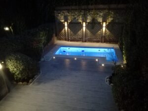 Instalación eléctrica para jardín y piscina con iluminación LED decorativas