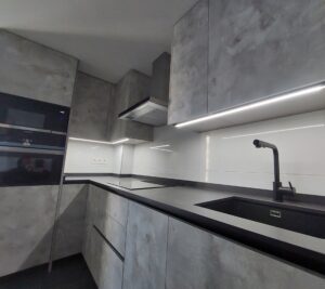 Instalación de iluminación LED en muebles de cocina