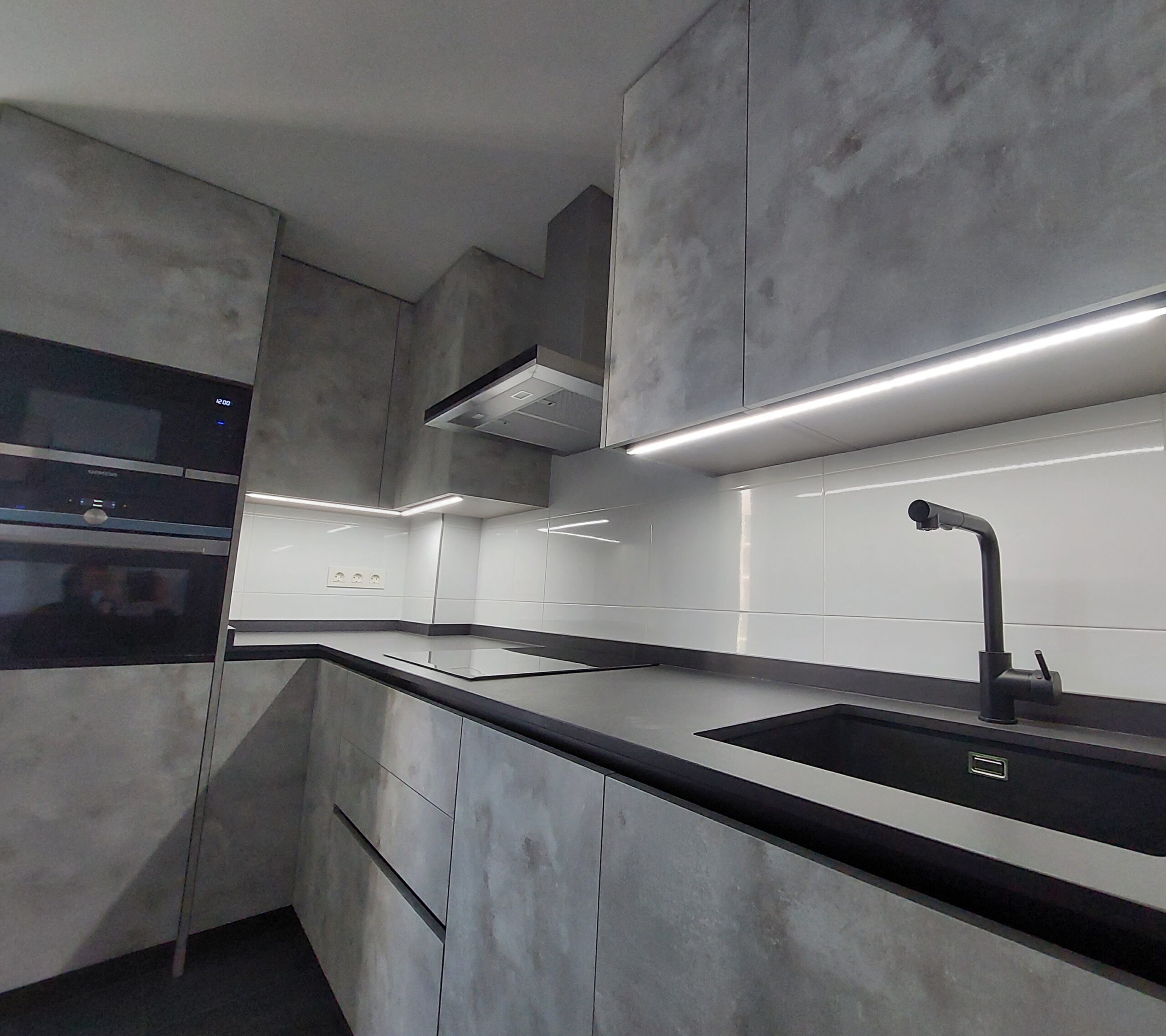 Instalación de iluminación LED en muebles de cocina